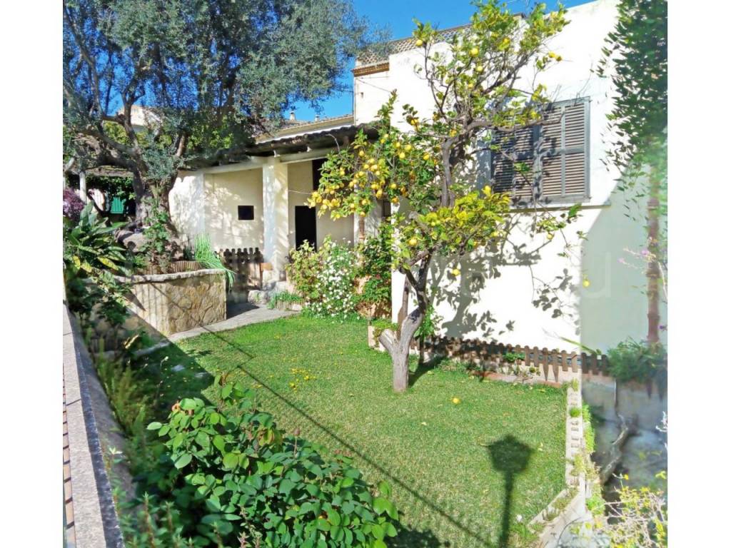 PRECIOSA CASA CON JARDÍN Y TERRAZA
