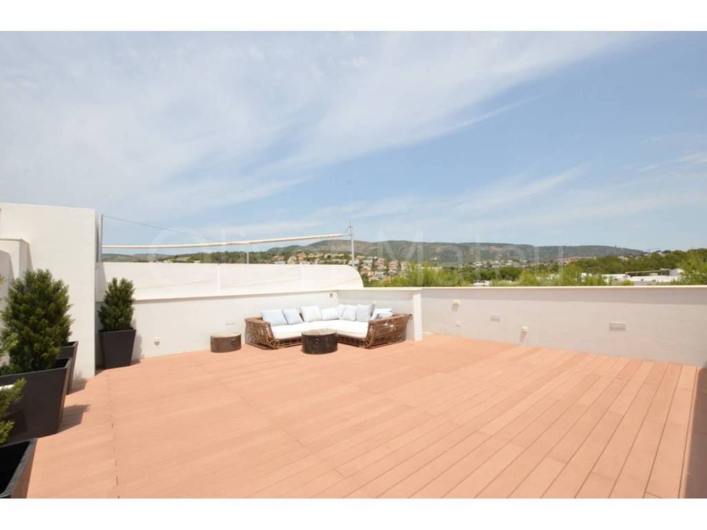 MODERNO ÁTICO CON TERRAZAS Y PISCINA