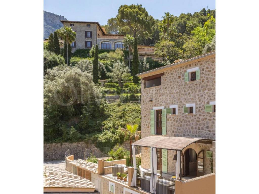 CHALET ADOSADO CON JARDÍN Y TERRAZA EN DEYÁ