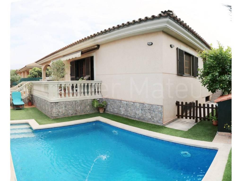 CHALET CON GARAJE Y PISCINA
