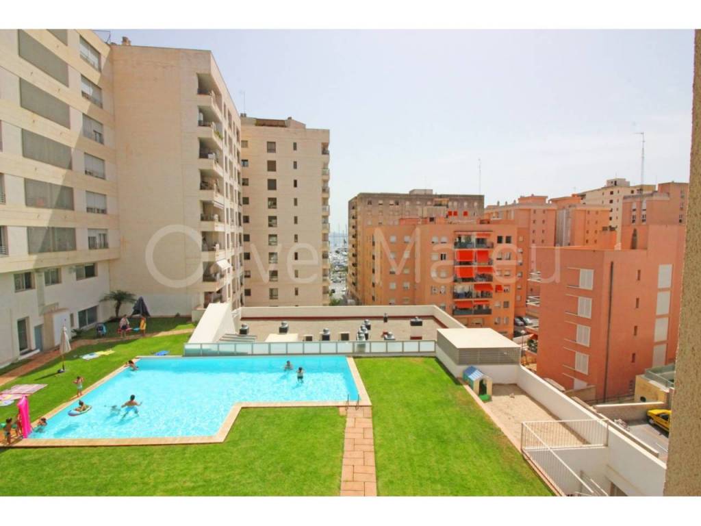 "PISO SEMINUEVO CON PARKING Y PISCINA COMUNITARIA"