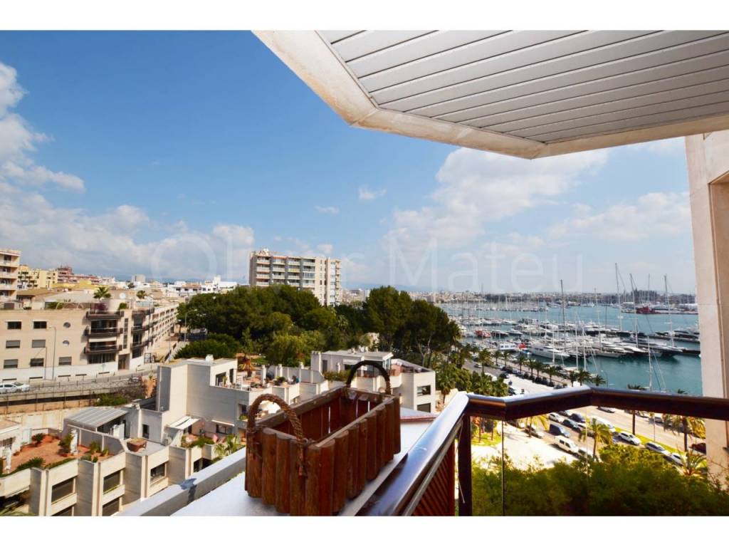 PISO CON VISTAS AL MAR EN PASEO MARÍTIMO, GARAJE Y PISCINA.