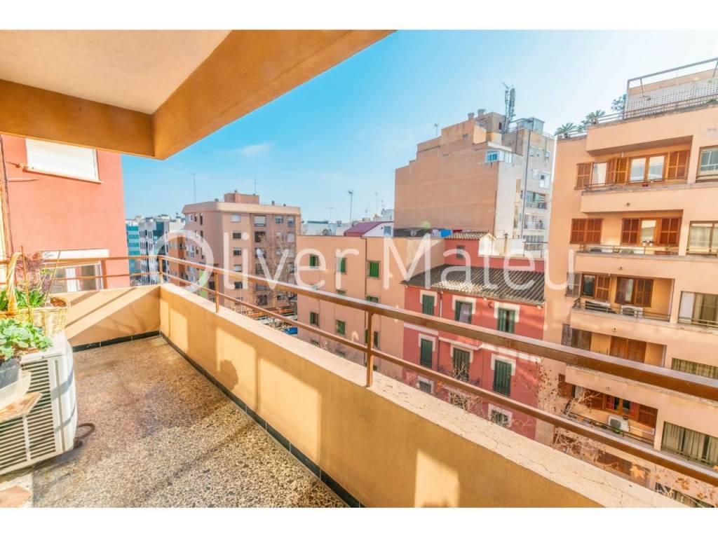 GRAN PISO CON TERRAZA Y PARKING EN BALMES