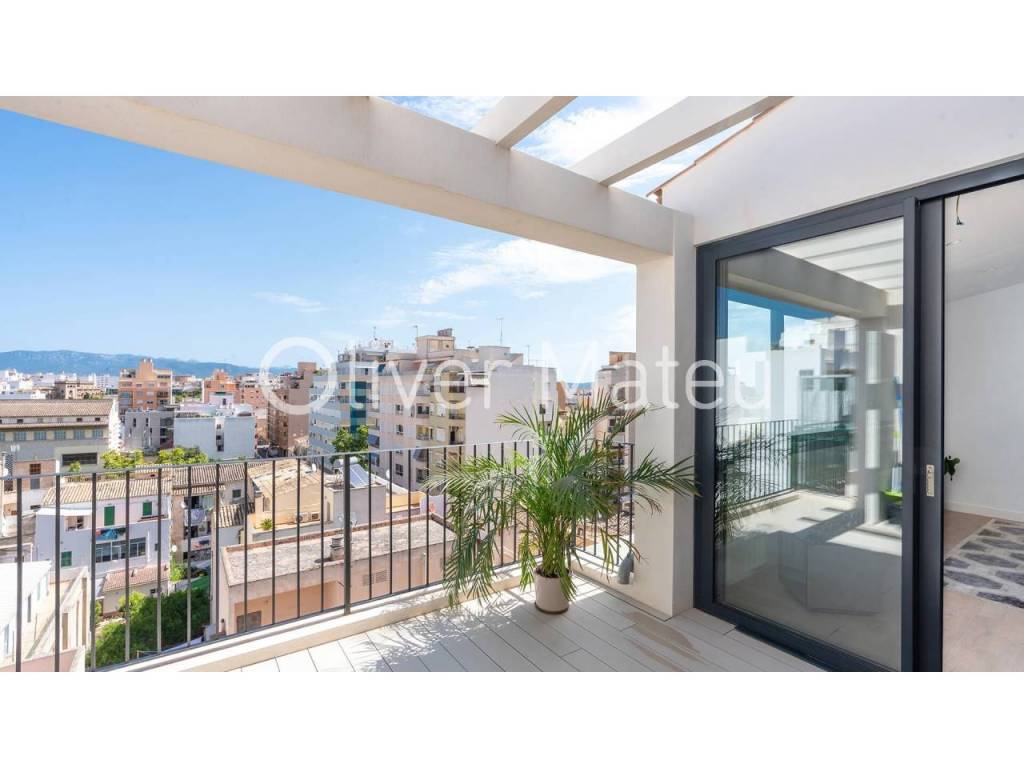 "ÁTICO RENOVADO CON TERRAZA"