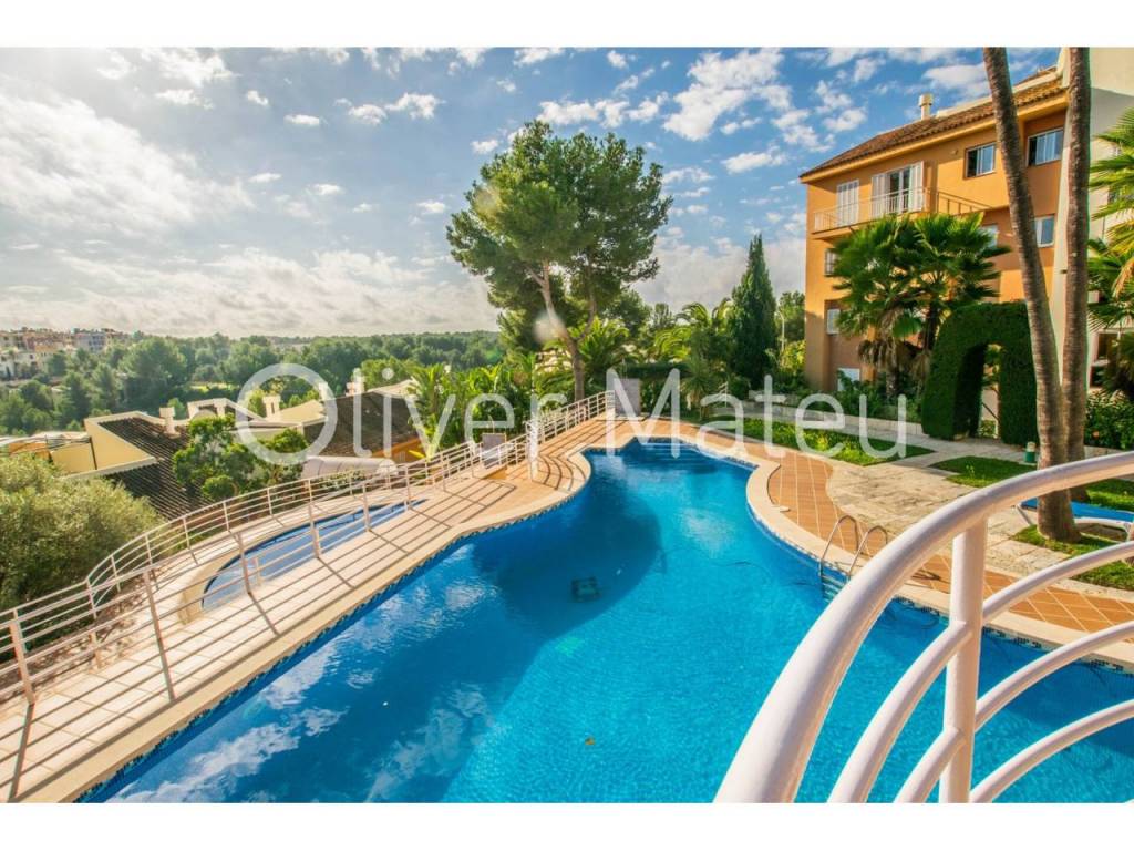 APARTAMENTO CON TERRAZA, PISCINA Y JARDINES COMUNITARIOS