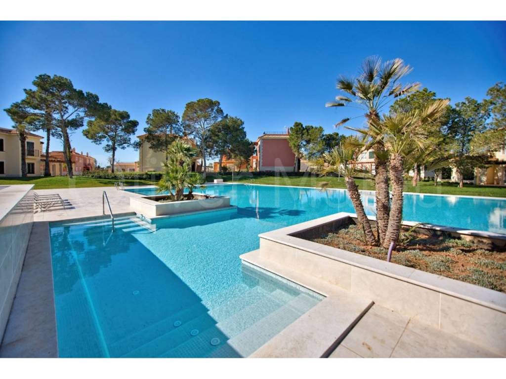 PLANTA BAJA DE OBRA NUEVA CON JARDIN, PISCINA COMUNITARIA, PARKING