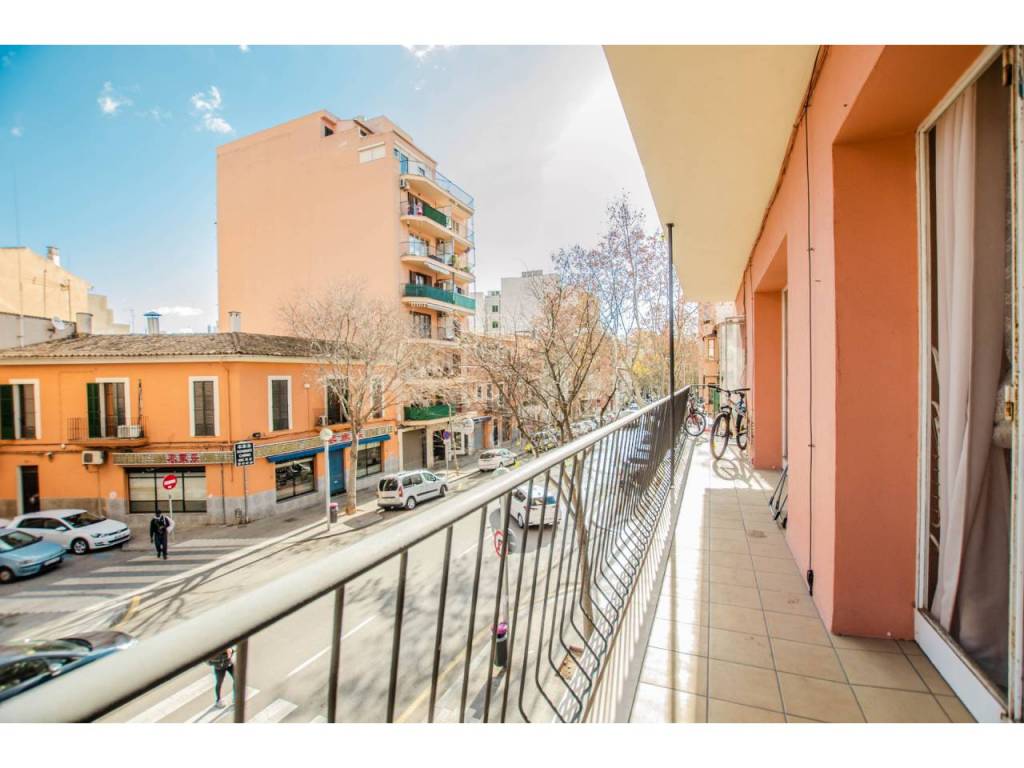 PISO CON BALCÓN MUY SOLEADO