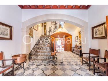 CASA SEÑORIAL CON GARAJE Y JARDÍN EN LLUCMAJOR