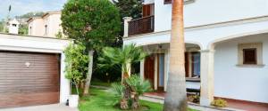 CHALET CON  JARDIN, PISCINA, GARAJE Y PISTA DE TENIS
