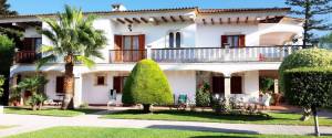 CHALET CON  JARDIN, PISCINA, GARAJE Y PISTA DE TENIS