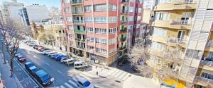 TERRAZA Y SOL EN EL CENTRO DE LA CIUDAD
