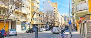 TERRAZA Y SOL EN EL CENTRO DE LA CIUDAD