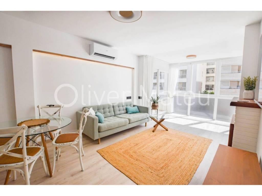 APARTAMENTO DOS DORMITORIOS CON TERRAZA EN PASEO MARÍTIMO CON VISTAS LATERALES AL MAR