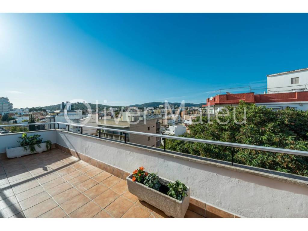 PRECIOSO ÁTICO DE DOS DORMITORIOS CON TERRAZA EN PLANTA TOTALMENTE REFORMADO