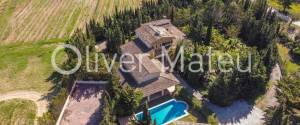 VILLA WITH LARGE GARAGE, POOL AND TERRACES