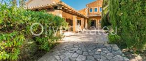 VILLA WITH LARGE GARAGE, POOL AND TERRACES