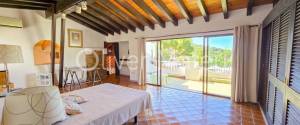 CHALET UNIFAMILIAR DE GRANDES DIMENSIONES CON PISCINA EN COSTA DE LA CALMA