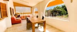 CASA DE PUEBLO CON JARDÍN Y PISCINA