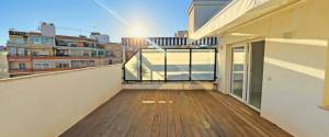 ÁTICO RENOVADO CON TERRAZA PRIVADA