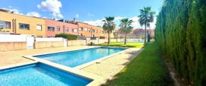 PLANTA BAJA CON JARDIN, APARCAMIENTO Y PISCINA COMUNITARIA