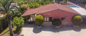 COUNTRY HOUSE WITH POOL AND LARGE GARDEN