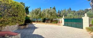 COUNTRY HOUSE WITH POOL AND LARGE GARDEN