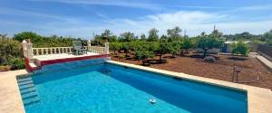 COUNTRY HOUSE WITH POOL AND LARGE GARDEN