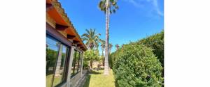 LANDHAUS MIT POOL UND GARTEN