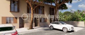 CHALET ADOSADO DE OBRA NUEVA  CON TERRAZA, JARDÍN , APARCAMIENTO Y PISCINA COMUNITARIA