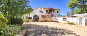 CHALET UNIFAMILIAR DE GRANDES DIMENSIONES CON PISCINA EN COSTA DE LA CALMA