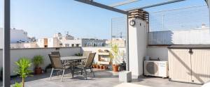 CENTRALLY LOCATED PENTHOUSE APARTMENT WITH LARGE ROOF TERRACE