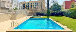 SEMINUEVO PISO EN URBANIZACIÓN PRIVADA CON PISCINA Y PLAZA DE PARKING