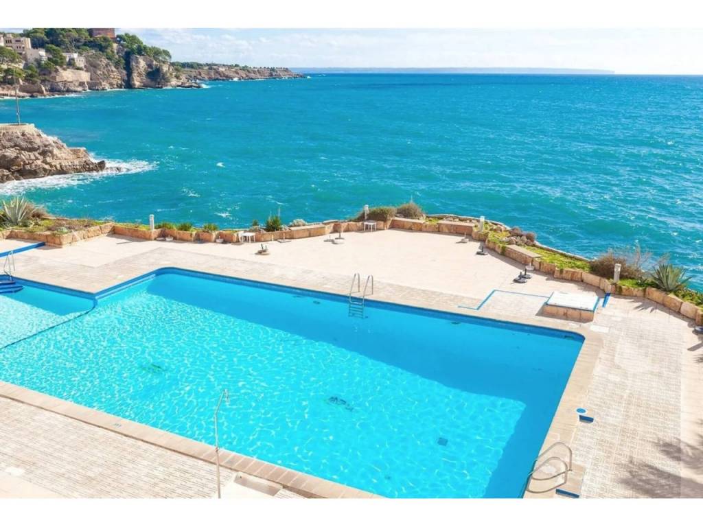 REFURBISHED APARTMENT WITH SEA VIEWS