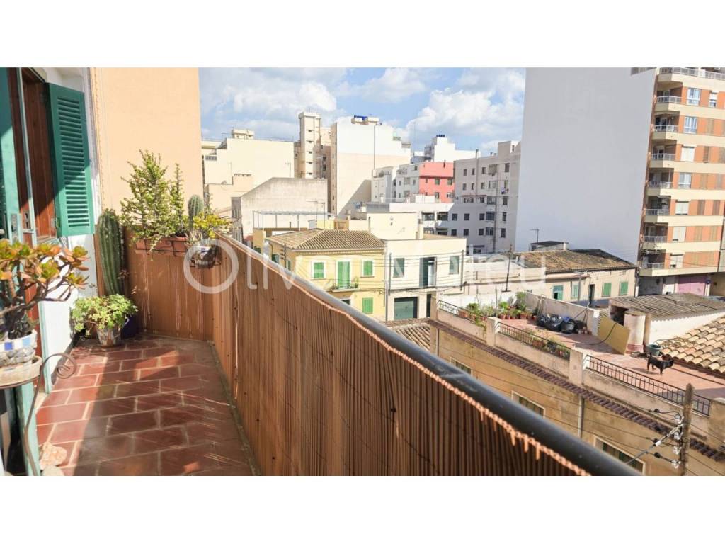 ZONA ARAGON -HOSTALETS GRAN PISO DE CUATRO DORMITORIOS CON BALCÓN