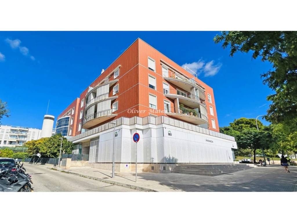 RESIDENTIAL APARTMENT WITH 2 PARKING SPACES