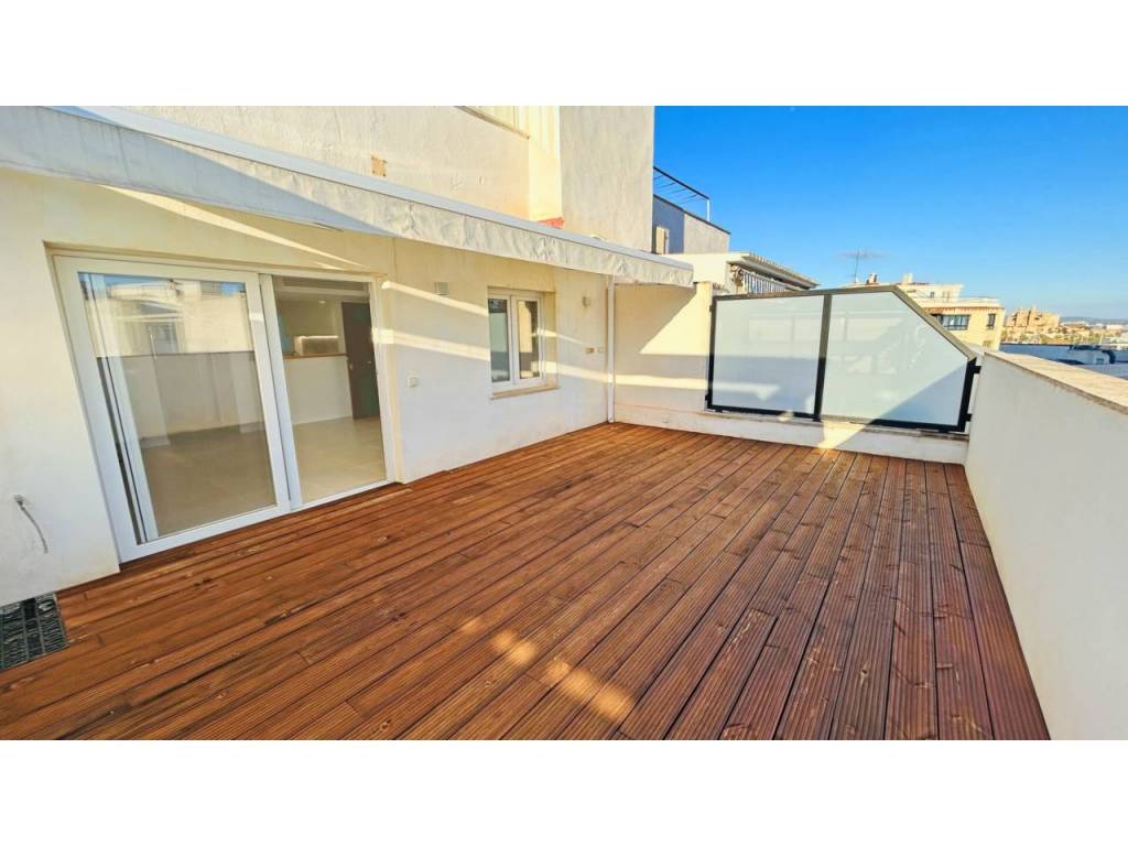 ÁTICO RENOVADO CON TERRAZA PRIVADA