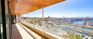 LARGE FOUR-BEDROOM FLAT WITH SEA VIEWS ON THE WATERFRONT