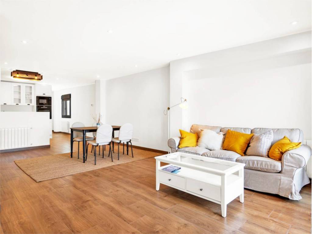 FULLY RENOVATED FLAT,  MOVE-IN READY