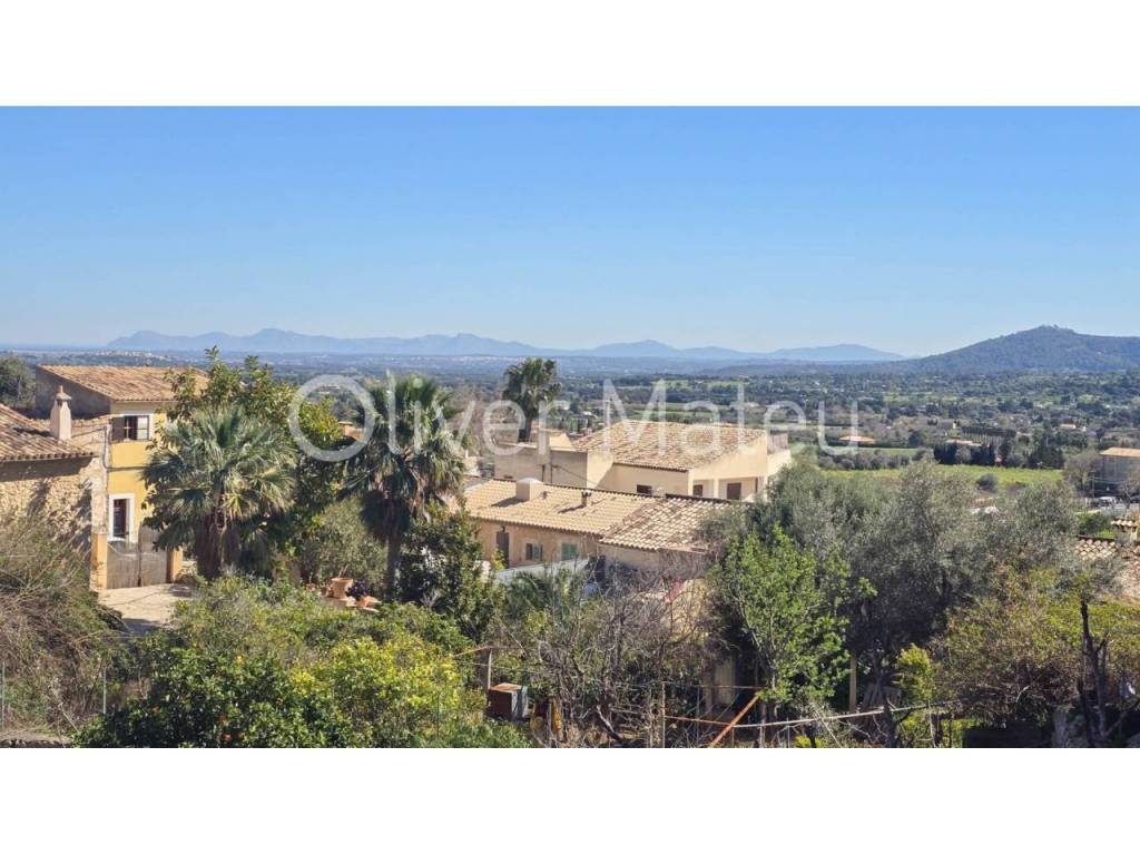 MALLORCAN HOUSE WITH LARGE GARAGE AND SMALL GARDEN