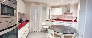 APARTMENT ON THE SEAFRONT WITH SEA VIEWS
