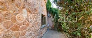 VILLAGE HOUSE WITH GARDEN, POOL AND GARAGE