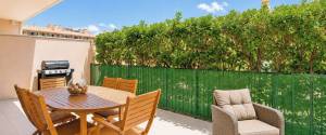 MODERNA PLANTA BAJA CON AMPLIAS TERRAZAS Y PISCINA COMUNITARIA