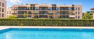 MODERNA PLANTA BAJA CON AMPLIAS TERRAZAS Y PISCINA COMUNITARIA