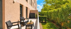 MODERNA PLANTA BAJA CON AMPLIAS TERRAZAS Y PISCINA COMUNITARIA