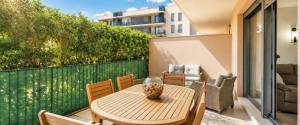 MODERNA PLANTA BAJA CON AMPLIAS TERRAZAS Y PISCINA COMUNITARIA