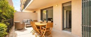 MODERNA PLANTA BAJA CON AMPLIAS TERRAZAS Y PISCINA COMUNITARIA