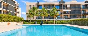 MODERNA PLANTA BAJA CON AMPLIAS TERRAZAS Y PISCINA COMUNITARIA