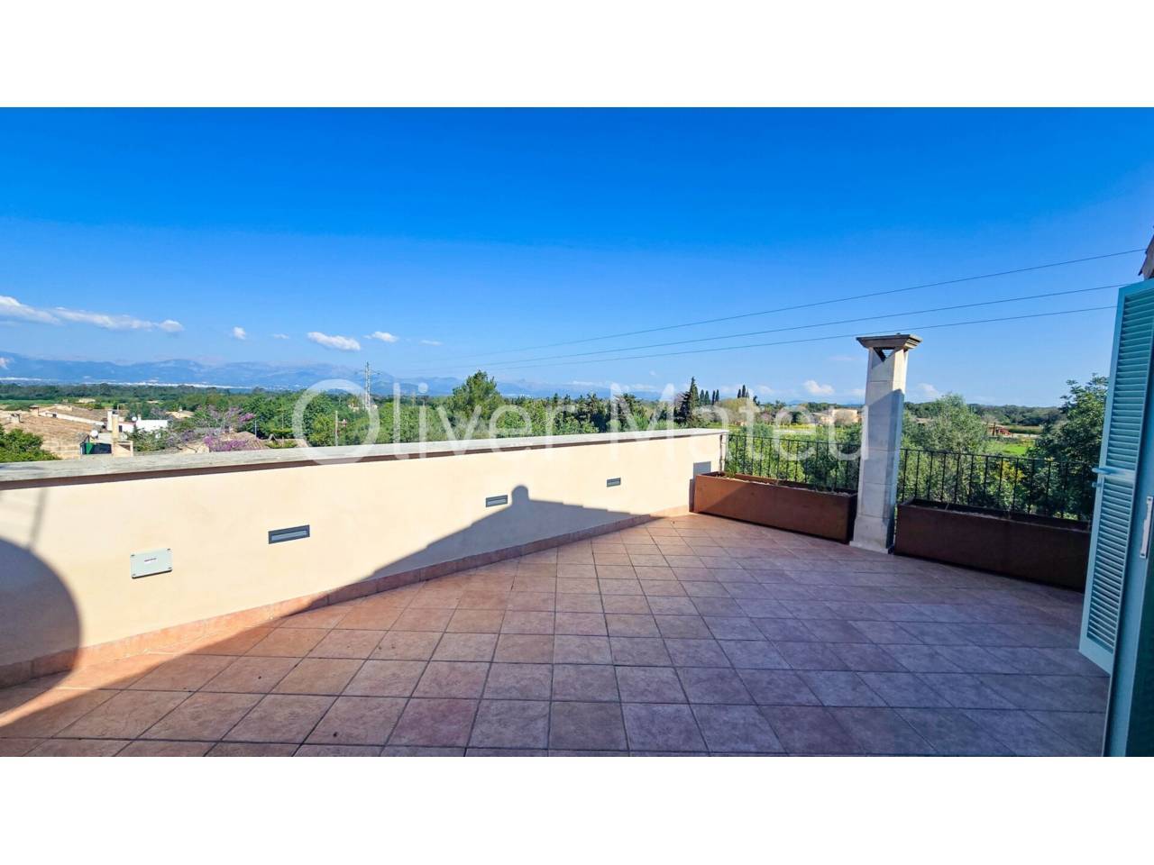 EINFAMILIENHAUS MIT GARAGE, POOL UND GARTEN IN SINEU