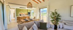 EINFAMILIENHAUS MIT POOL, GARTEN UND GARAGE