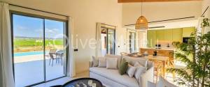 EINFAMILIENHAUS MIT POOL, GARTEN UND GARAGE